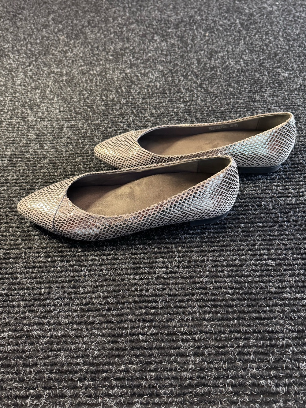 Vionic Women Caballo Flat Gunmetal Silver Metallic Snake Pointed Toe Size 8
